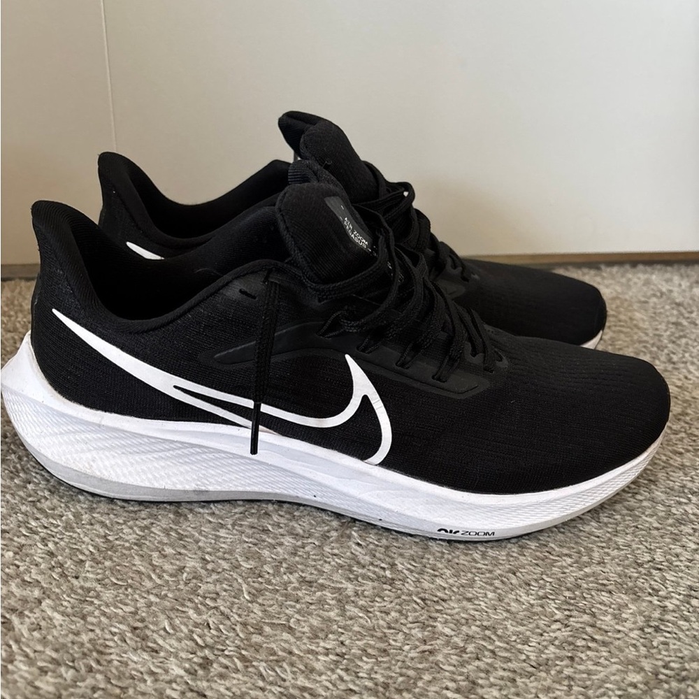 Nike Black and White Athletic Shoes with Sleek Design